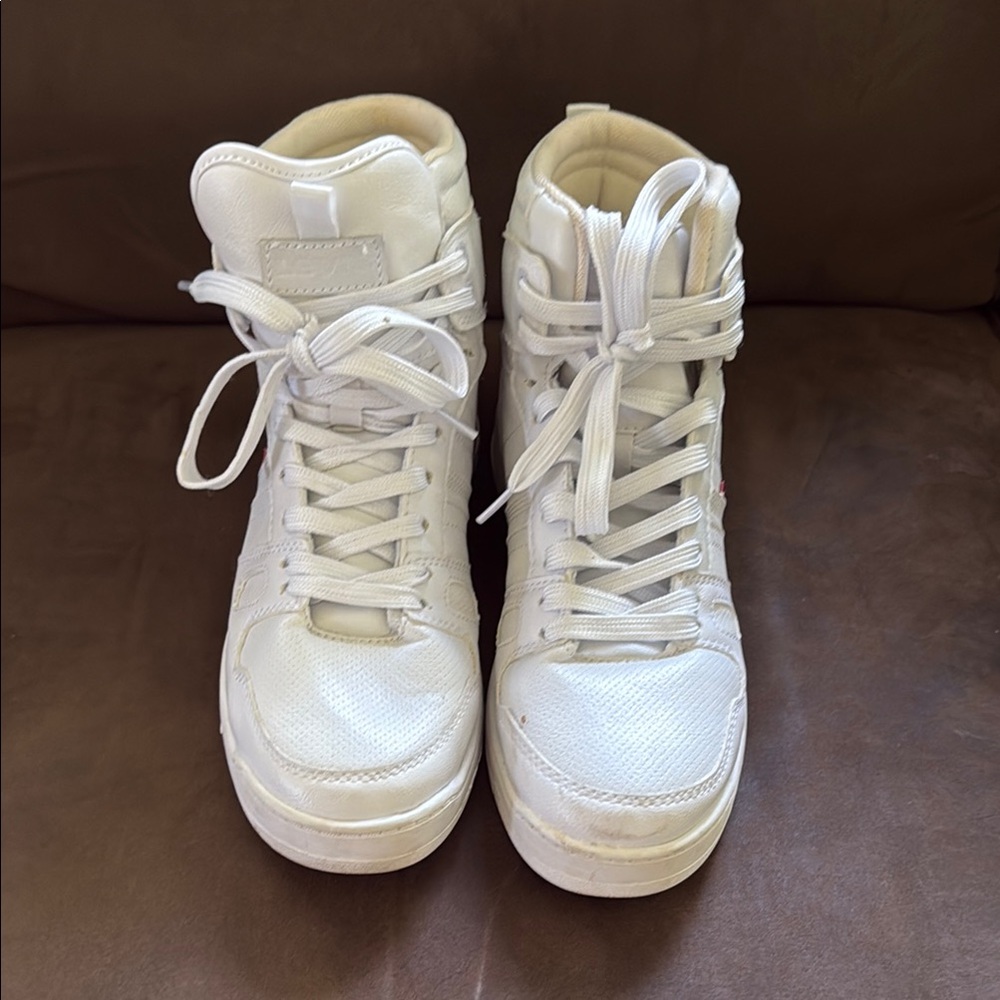 Levi's White High-Top Sneakers Classic Minimalist Design